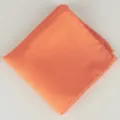 Oranje gestructureerd pochet voor heren, fijn ruitjespatroon, stijlvolle zakdoek voor pak. - Oranjegeel