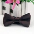 Farfallina marrone scuro a doppio strato lucido, elegante accessorio in poliestere per bambini. - Caffè