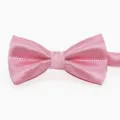 Nahaufnahme der pinken strukturierten Fliege, zeigt feine Jacquard-Gewebe-Details. - Rosa