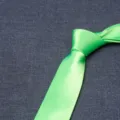Cravatta uomo tinta unita verde brillante, elegante accessorio per abito poliestere. - LD-HC8CM11 Verde neon