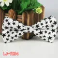 Elegante pajarita de poliester con estampado de estrellas negras y blancas para boda fiesta - Estrellas Blancas Negras