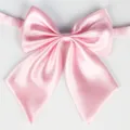 Nœud papillon en satin rose pour femme, col d'uniforme JK, accessoire de cou élégant et stylé. - Rose