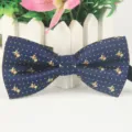 Dunkelblaue Polyester Fliege für Herren mit goldenem Bärenmuster, ideal für Business Anlässe. - LJ-HH27