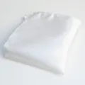 Effen wit heren pochet voor kostuums, netjes gevouwen stoffen accessoire voor formele stijl. - Puur wit
