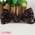 Pajarita de poliéster negra para hombre con estampado de estrellas rosas, ideal para bodas. - Estrella Rosa
