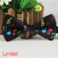 Pajarita estampada de poliéster seda con notas musicales coloridas para hombres. - Notas Musicales Coloridas