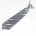 Vista dettagliata della cravatta a righe preannodata per uniforme scolastica con elastico. - Cravatta a Righe (TZ-LD03)