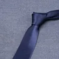 Cravatta classica tinta unita blu scuro da uomo, tessuto poliestere liscio, stile elegante da 8cm. - LD-HC8CM36 blu marina