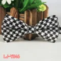 Detailaufnahme einer eleganten schwarz-weißen Hahnentritt-Fliege mit feinem Stoffmuster. - Schwarz-Weiß Hahnentritt