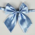 Nœud papillon d'uniforme JK en satin bleu clair, variante unie élégante pour femmes. - Bleu Ciel