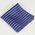 Elegantes Herren Einstecktuch mit blauem Streifenmuster für Anzug, Hochzeit und Business. - Blauviolett Gestreift