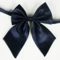 Nœud papillon d'uniforme scolaire JK en satin bleu marine, accessoire élégant pour femmes. - Bleu Marine