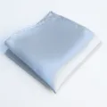 Pañuelo de bolsillo azul claro para hombre en satén, elegante accesorio formal para bodas. - Plata