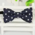 Vue détaillée d'un nœud papillon pour enfants en polyester bleu marine à motif à pois blancs. - LJ-Y10 bleu marine
