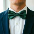 Noeud papillon en satin vert foncé pour homme, accessoire de costume de mariage classique et chic. - Vert Foncé