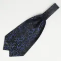 Detailopname van heren formele ascot das, zwart polyester zijde met blauw bloemenpatroon. - LJ03 (Zwart met Blauw Patroon)