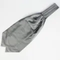 Gedetailleerd uitzicht van grijze geometrische patroon heren ascot stropdas stof mooi - LJ05 (Geometrisch Weefsel)