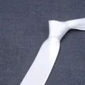 Cravatta da uomo tinta unita classica 8cm in poliestere e seta per affari ed eleganza formale - LD-HC8CM26 Bianco puro