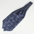 Close-up detail van blauwe paisley heren ascot stropdas, klassieke formele halsdoek textuur. - LJ07 (Paisley)