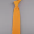 Primo piano della cravatta in maglia arancione con trama fine e design appuntito. - Stile 01 Oro