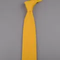 Gelbe Strickkrawatte Detailansicht, klassisches spitzes Design, feiner Strukturstoff für Herren. - 04 Hellgelb