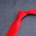 Cravatta tinta unita rossa da uomo, larga 8 cm, cravatta in poliestere per affari e tempo libero. - LD-HC8CM31 rosso vivo