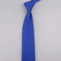Primo piano della texture della cravatta in maglia blu royal, uomo business casual. - 07 Blu reale