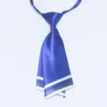 Detailansicht der blauen doppelten vorgebundenen Krawatte, edles Stoffaccessoire. - Saphirblau