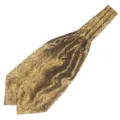 Close-up detail van luxe gouden paisley heren ascot das, premium polyester textuur. - LJ21 (Vintage Goud Bruin Paisley)