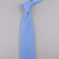 Dettaglio cravatta in maglia, tessuto a rete azzurro testurizzato, design classico a punta. - Celeste
