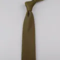 Primo piano dettagliato di cravatta in maglia verde oliva con trama fine e design moderno. - Verde Militare