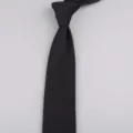 Nahaufnahme einer eleganten schwarzen Herren Strickkrawatte mit feiner Textur und spitzer Form. - 18 Schwarz