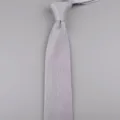 Nahaufnahme einer hellgrauen Strickkrawatte, 7cm Breite, Spitzenform, Business Freizeit. - Hellgrau