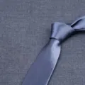 Cravatta da lavoro in seta poliestere grigio-blu tinta unita variante dettaglio - LD-HC8CM35 grigio scuro
