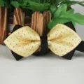 Elegante papillon a punta giallo con pois blu e bordo nero, perfetto per eventi formali. - Giallo a pois blu