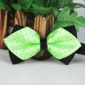 Papillon a punta a pois neri e verde neon per abbigliamento formale da uomo e donna. - Nero e Verde