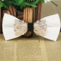 Elegante weiße Stofffliege mit goldener Filigran-Strass-Mitte für Herren Hochzeitsfeier Anzug. - Weiß