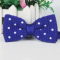 Blau gestrickte Fliege für Herren mit weißen Punkten, ideal für Freizeit und Hochzeiten. - Dunkelblau