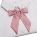 Einfarbige rosa JK Uniform Schleife, elegante diagonale Feder Kragenblume für Matrosenhemd - Spitzer Langer Griff Stil (LH-CBYG01) / Altrosa