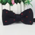 Herren gestrickte gepunktete Fliege, britischer Stil Freizeit Krawatte fuer Hochzeitsanzug. - Dunkelblau Rote Punkte
