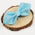 Hellblaue strukturierte Jacquard Fliege fuer Herren, elegantes Modeaccessoire stilvoll. - Seeblau