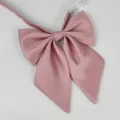 Rosa JK Uniform Schleife, einfarbiges diagonales Feder-Band Design mit verstellbarem Gurt. - Feder Stil (LH-CBYG16)