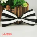 Klassische schwarz-weiße gestreifte Fliege für Herren, elegantes Polyester Accessoire. - Nr.68