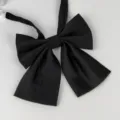 Schwarze einfarbige JK Uniform Fliege mit schrägem Design und verstellbarem elastischem Band. - Flacher Stil (LH-CBYG29)