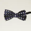 Donkerblauwe kindervlinderdas met wit klaverbloemmotief, elastische band voor formele kleding. - Donkerblauw Klavertje