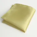 Pañuelo de bolsillo dorado para hombre, pañuelo de traje liso para bodas y negocios elegantes. - Color Oro Claro