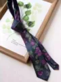 Seidenkrawatte mit vintage lila Blumenmuster, 8 cm breite elegante Herrenkrawatte. - LD-HH004