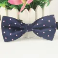 Herren dunkelblaue Polyester Seide Fliege mit rosa Punkten für formelle Business Anzüge. - LJ-HH14