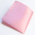 Pañuelo de bolsillo rosa liso para hombre, elegante accesorio de satén para traje formal. - Rosa Claro