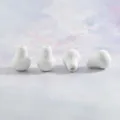 Variante di perline di ceramica bianca a forma di pera per bracciali e collane fai da te. - Bianco